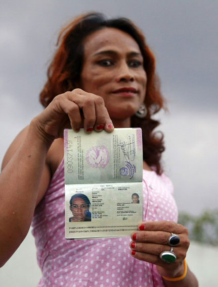 새 여권을 보여주는 모니카 샤히