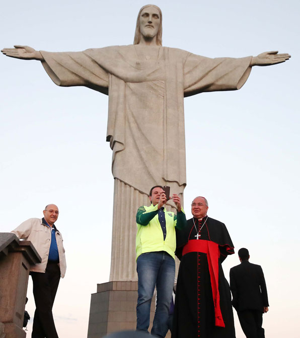 리우올림픽 개막일인 5일 오전 브라질 리우데자네이루 코르코바두산 예수상 앞에서 열린 성화봉송 행사에서 에두아르도 파에스 시장이 오라니 템페스타 추기경과 셀카를 찍고 있다.