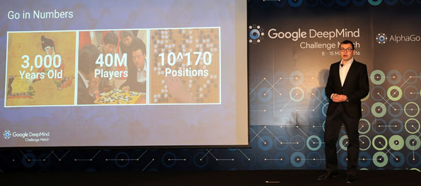 알파고를 개발한 구글의 하사비스 CEO가 알파고의 능력과 시스템에 대해 설명하고 있다.