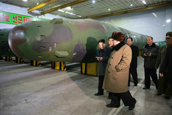 김정은 북한 국방위원회 1위원장은 핵무기 연구 부문 과학자와 기술자들을 만나 '핵탄을 경량화해 탄도 로켓에 맞게 표준화, 규격화를 실현했다'고 말했다. 북한은 이동식탄도미사일(ICBM)급 'KN-08'의 사진도 함께 공개했다. (출처: 노동신문)