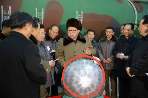 북한 노동신문에 공개된 원형 핵폭탄 모형 (출처: 노동신문)