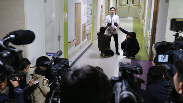 한국 첫 지카 바이러스 감염증 양성 판정자가 나온 22일 오후 확진자가 입원한 광주 전남대병원 국가입원치료병상에서 담당의가 환자 상태가 “완치단계”라고 설명하고 있다.