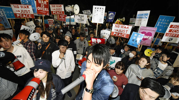 일본이 집단자위권을 행사할 수 있도록 한 안보 관련 법률 시행을 앞둔 어제(28일) 일본 국회 의사당 인근에서 시민과 학생 등이 항의 시위를 하고 있다. 