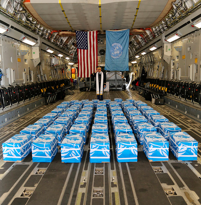 미군 전사자 유해 55구를 싣고 오산 미군 기지에 도착한 C-17 수송기 내부 모습.(미국 국방부 제공=연합뉴스)
