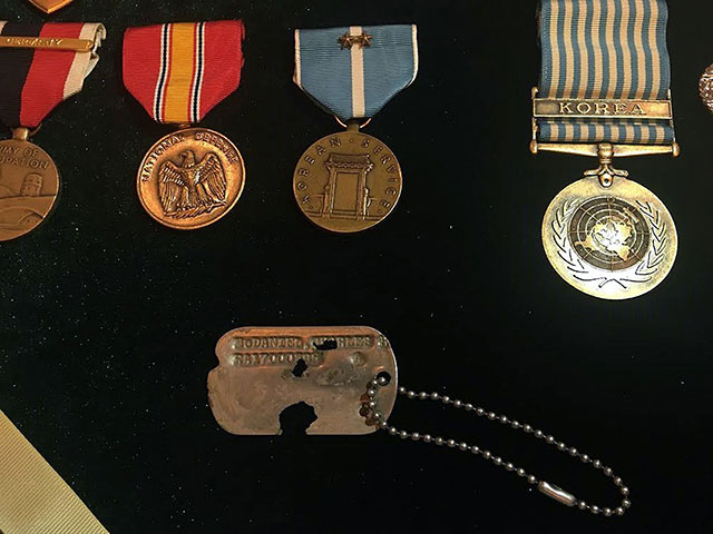 찰스 호버트 맥대니얼 상사의 부식된 인식표(군번줄)와 메달들