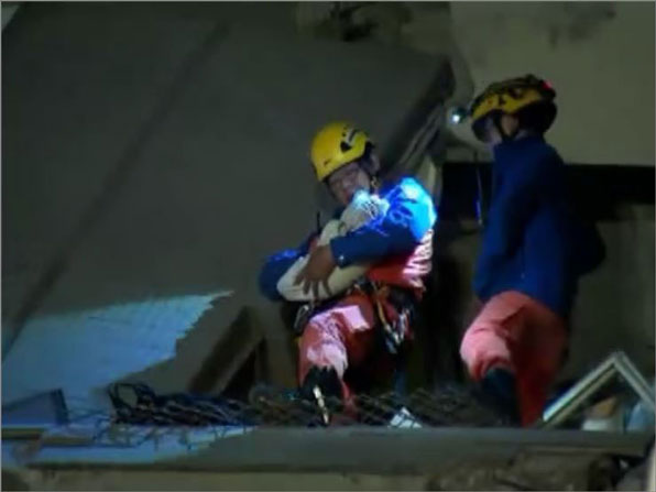 ▶ 무너진 건물 안에서 아기를 구출하는 구조대 (사진: CCTV영상 캡처)