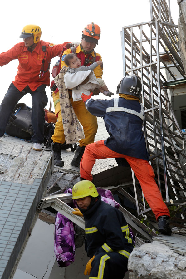 ▶ 무너진 건물 안에서 아기를 구출하는 구조대 (사진 : AP)