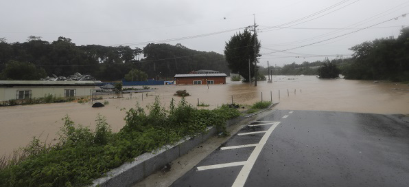 흥덕구 문암동 저지대 마을이 이날 내린 폭우로 침수돼 있다.