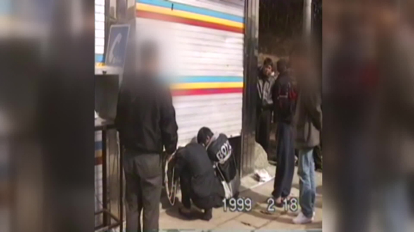 1999년 2월 전북 완주군 삼례읍 나라슈퍼 강도사건의 침입 현장을 검증하고 있다.