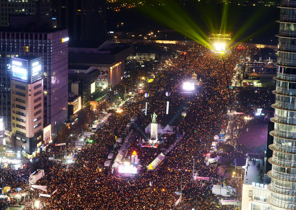 박근혜 대통령 퇴진을 요구하는 6차 주말 촛불집회가 열린 3일 오후 촛불을 든 시민들이 서울 광화문광장 일대를 가득 메우고 있다.