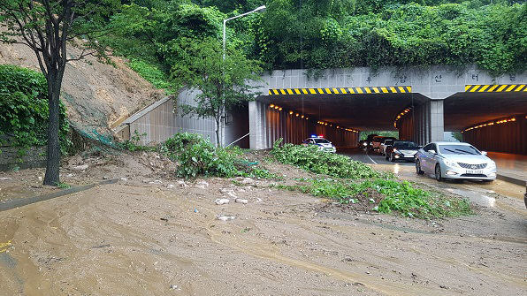우암산 터널 인근 도로로 토사가 유출돼 차량 통행이 어려움을 겪고 있다.