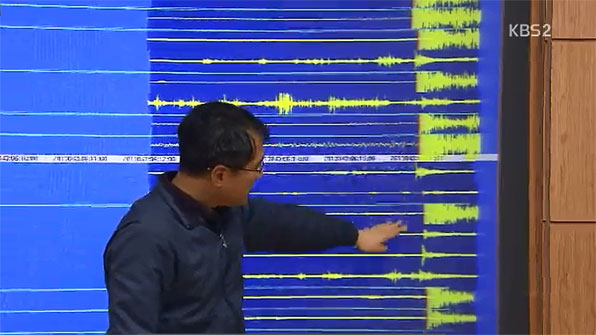 국가지진중앙감시센터 직원들이 지진과 관련한 상황을 설명하고 있다.