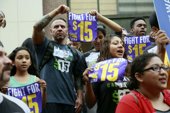 2015년 7월 미국 로스앤젤레스에서 미국 근로자들이 시간당 최저 임금을 15달러로 올려달라고 요구하며 시위를 벌이고 있다. (사진=AP)