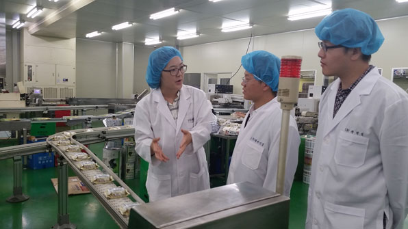 최윤민 씨(왼쪽)가 지난 11일 충남 홍성군 광천김 공장에서 중국 바이어들을 상대로 생산 과정을 설명하고 있다.