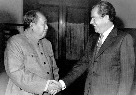 1972년 2월, 닉슨 미국 前 대통령이 중국을 방문해 마오쩌둥 전 주석과 회동하는 모습. 키신저 전 장관은 미·중 정상회담을 성사시켜 세계사의 질서를 바꿔놓았다는 평가를 받았다.