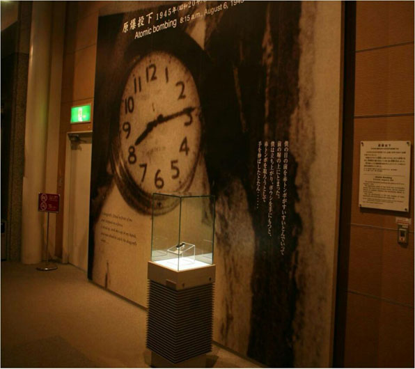 히로시마평화기념공원 내 자료관에 전시돼 있는 원자폭탄 피폭 당시 폭격으로 멈춘 시계