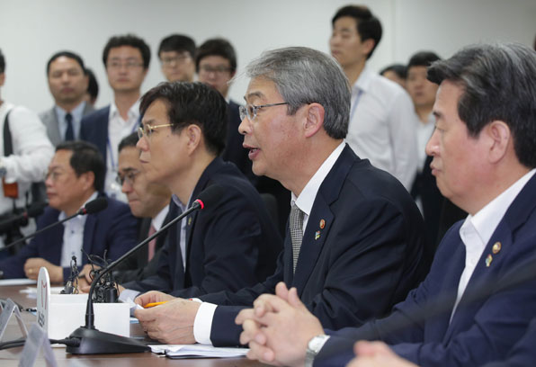 6월 9일 국회에서 열린 구조조정 관련 당정 간담회에 참석한 임종룡 금융위원장