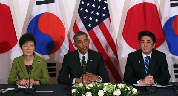 2014년 3월, 박근혜 대통령과 버락 오바마 미국 대통령, 아베 신조 일본 총리가 네덜란드 헤이그에서 정상회담을 가진 뒤 기자회견을 갖고 있다. 오바마 대통령은 이 자리에서 미국 미사일방어시스템에 대해 논의했다고 밝혔다.
