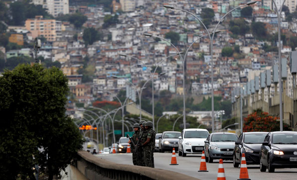 브라질 빈민가 파벨라 근처를 군인들이 지키고 있다.