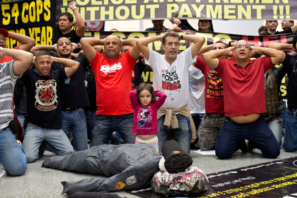 6월 27일부터 리우 데 자네이루 공항에서 경찰들이 월급을 달라며 시위를 벌이고 있다.