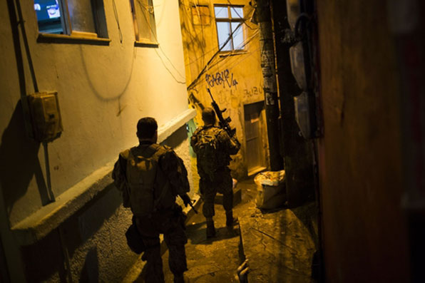 브라질 군경(Policia Militar) 특공대가 빈민가인 파벨라에서 작전을 벌이고 있다.