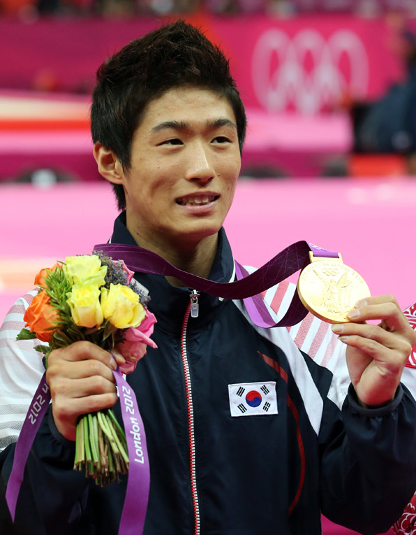 양학선이 2012런던올림픽 체조 도마 경기에서 우승을 차지해 금메달을 목에 걸었다. 양학선이 시상식에서 메달을 들어보이고 있다. (2012.8.7) 