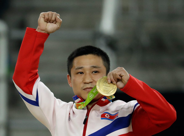 2016년 리우데자네이루 올림픽 기계체조 남자 뜀틀에서 금메달을 목에 건 북한 리세광