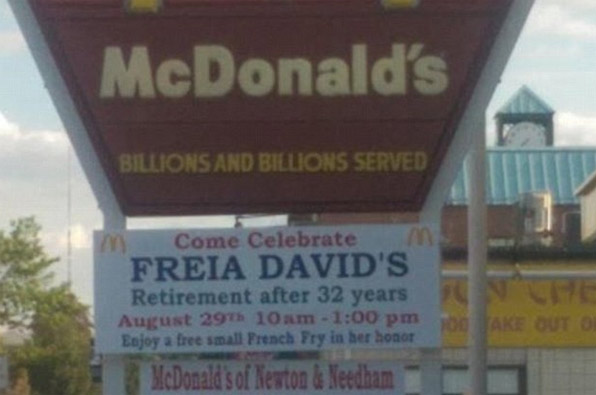 미국 메사추세츠 주 니덤 마을 한 맥도날드 간판 아래 프레이어 데이비드의 은퇴 파티를 알리는 안내판이 붙어있다.[출처 : 페이스북(The Charles River Center)]