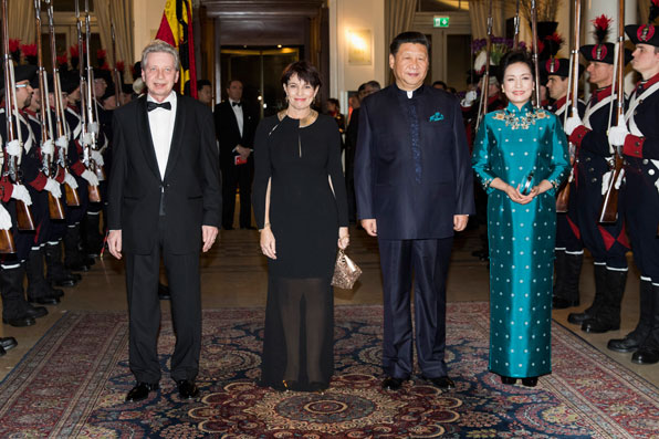 스위스를 국빈 방문하고 있는 시진핑 중국 주석(오른쪽 두 번째)과 부인 펑리위안 여사(오른쪽)가 15일(현지시각) 베른에서 열린 환영 만찬에 참석해 도리스 로이타르트 스위스 연방 대통령(왼쪽 두 번째) 부부와 자세를 취하고 있다. (사진=AP)