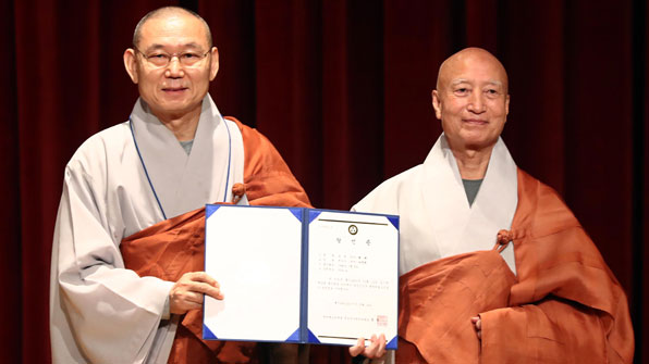 총무원장 당선증 받는 설정 스님(오른쪽)
