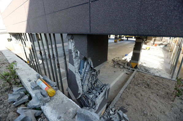 지난 15일 경북 포항시에서 지진이 발생한 이후, 인터넷에서 필로티 구조 건물의 기둥이 하중을 견디지 못하고 꺾인 사진이 확산되어 필로티 구조 건물에 대한 사람들의 우려가 들끓고 있다. (사진 출처 : 연합뉴스)