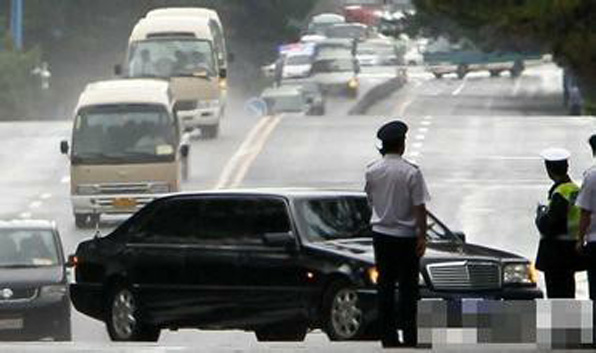 중국에서는 전 차선을 막는 교통관계가 비일비재하다.