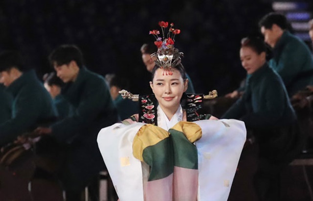 평창동계올림픽 폐막식에서 '춘앵무'를 선보인 이하늬 (출처 : 연합뉴스)