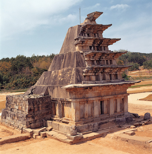 일제가 콘크리트를 발라 놓은 미륵사지 석탑의 1990년대 모습