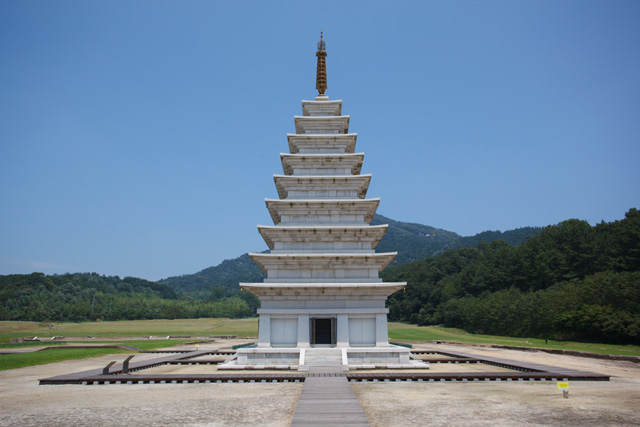철저한 고증 없이 2년 만에 날림으로 복원된 동탑