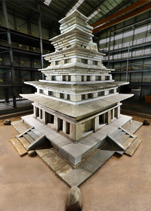 보수 완료된 미륵사지 석탑의 동북 측면