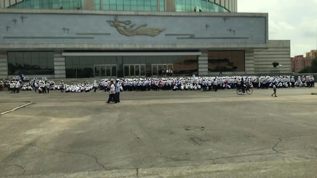 평양 시내 곳곳 북한의 건국절인 9.9절 행사를 위해 학생들이 모여 연습을 하고 있습니다.