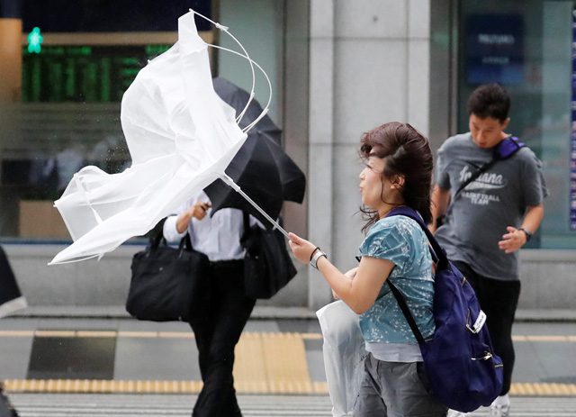 ‘우산이 무용지물’ [사진출처 : 로이터=연합뉴스]