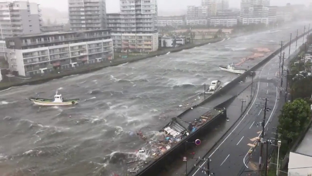 폭우로 효고현 니시노미야의 하천 수위가 높아져 금방이라도 범람할 듯하다. [사진출처 : 로이터=연합뉴스]