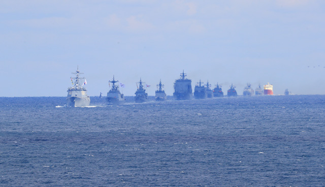 2018 대한민국 해군 국제관함식 이틀째인 11일 오후 서귀포시 강정동 제주해군기지 앞바다에서 율곡이이함(DDG-9977천600t)을 선두로 우리나라 해군 함정들과 P-3 해상초계기 등 항공기들이 대오를 맞춰 기동하고 있다.
