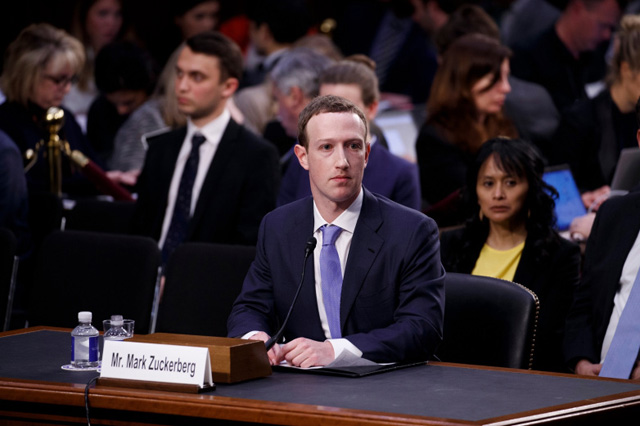 개인정보 유출 논란으로 의회에 출석한 마크 저커버그 페이스북 CEO