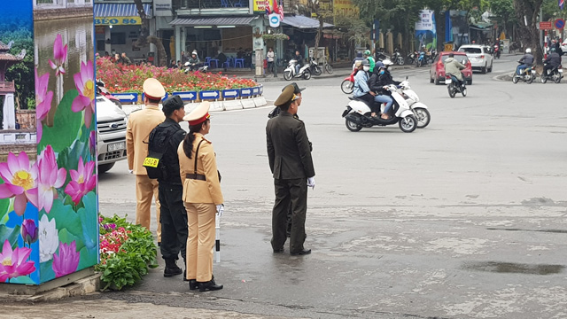 우정노동문화궁전 정문 앞에 공안들이 배치돼 출입을 통제하고 있다.