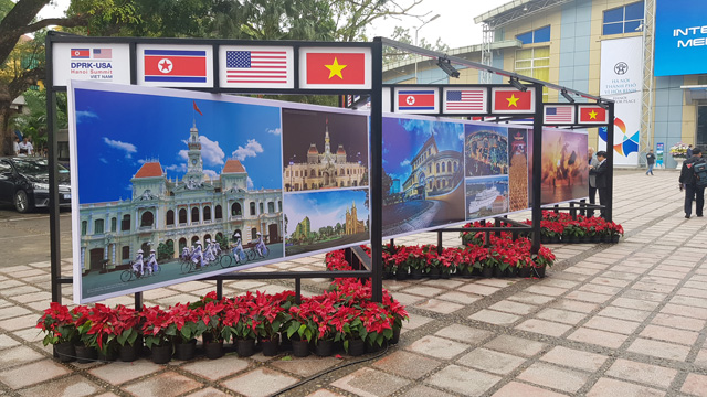 미디어센터 본관 앞에 전시된 전시물. 미국 베트남 북한의 친선을 강조하고 있다.