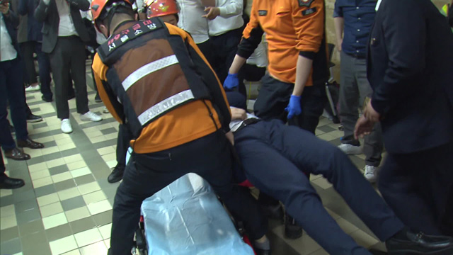 국회에서 여야 간 몸싸움이 진행되던 중 부상자가 119구급대에 실려 나가고 있다.