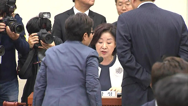 국회 정개특위에서 공수처 법안이 패스트트랙으로 전격 지정되자, 한국당 의원들이 격하게 항의하고 있다.