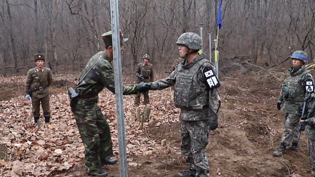 화살머리고지 남북 연결도로 작업 중 악수하는 남북한 군인