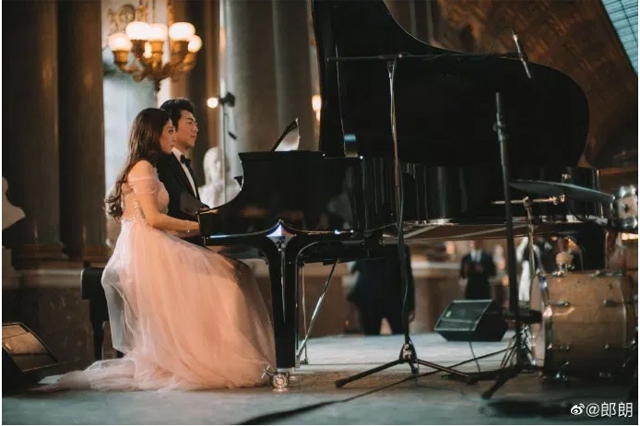 부부로서 함께 피아노를 연주하는 랑랑과 지나 앨리스