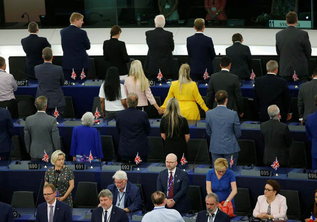 영국 브렉시트당 소속 의원들이 유럽의회 개회식에서 ‘유럽연합 노래’가 연주되자 등을 돌리고 서 있다. (지난 2일)