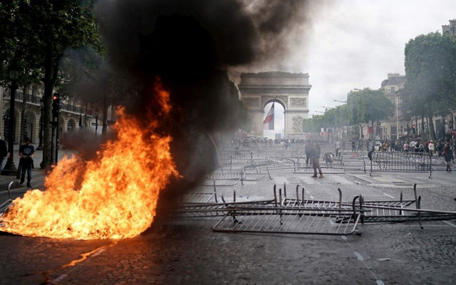 프랑스 대혁명 기념일에도 파리 도심에서는 대규모 노란조끼 시위가 열려 불법시위 혐의로 150여 명이 체포됐다. (14일)