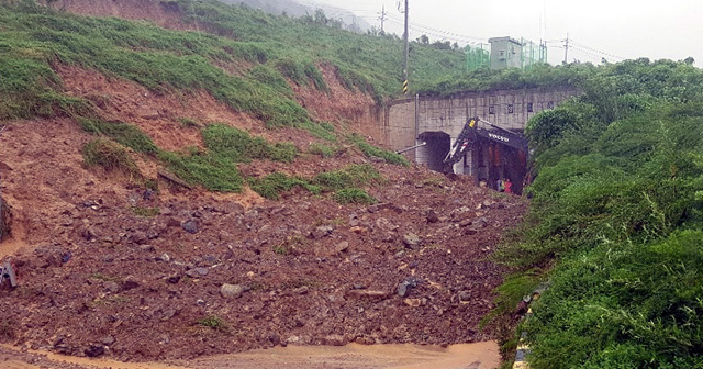 경남 거제시 아양동 한 지하차도에 토사가 무너져 내려 차량통행에 차질을 빚고 있다. [사진 출처 : 경남지방경찰청 제공]